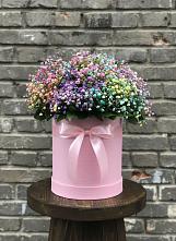 Цветочная композиция из Гипсофила и Розы в шляпной коробке в Глубоком