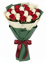 Букет Микс из красных и белых роз в Глубоком