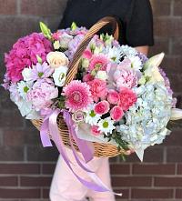 Композиция солнечный день в Глубоком Цветочная композиция из Розы, Хризантемы, Пионы и Лизиантусы в корзине в Глубоком