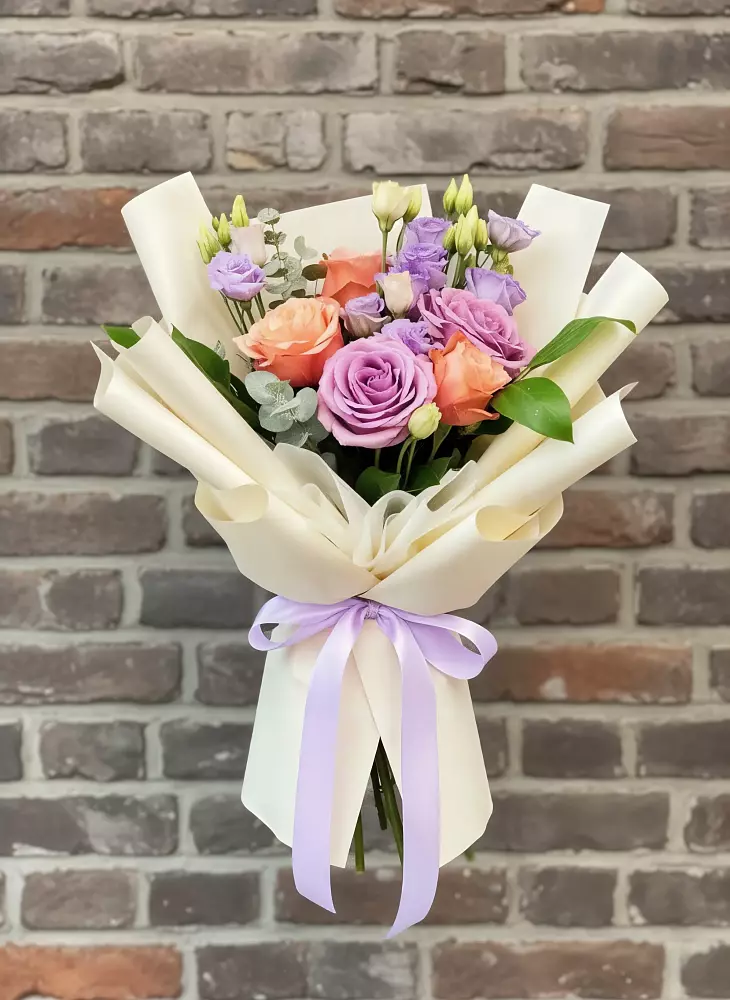 Букет цветов из: Лизиантусы и Розы в Глубоком