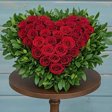 Цветочная композиция из Розы в виде сердца в Глубоком