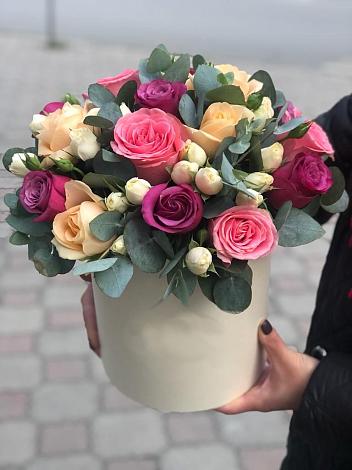 Цветочная композиция из Розы в шляпной коробке в Глубоком