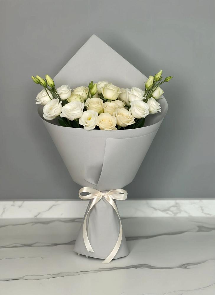 Букет цветов из: Розы и Лизиантусы в Глубоком