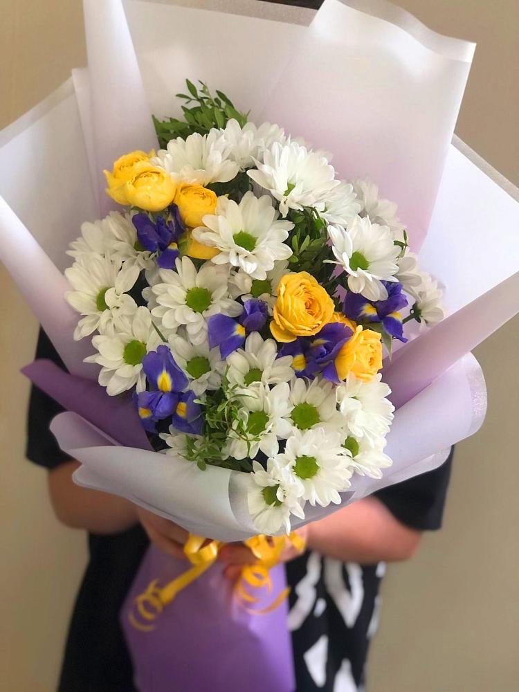 Букет цветов из: Ирисы, Хризантемы и Розы в Глубоком