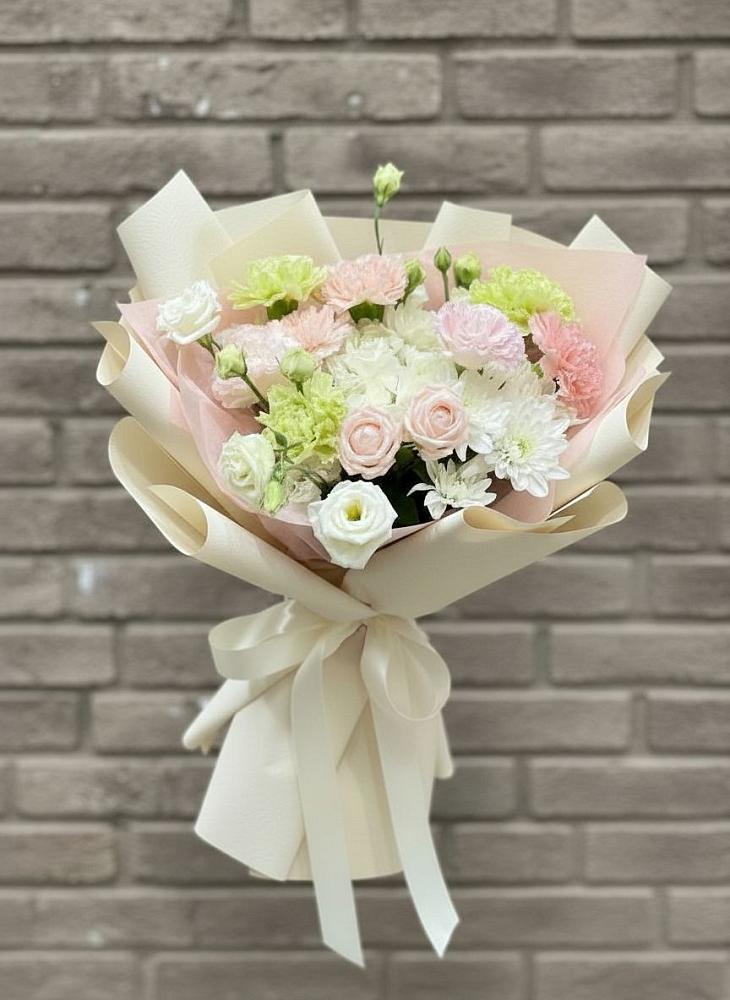 Букет цветов из: Гвоздики, Розы, Лизиантусы и Хризантемы в Глубоком