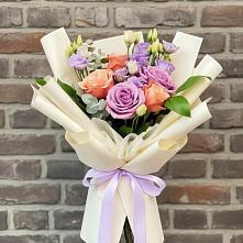 Букет цветов из:  Лизиантусы и Розы в Глубоком