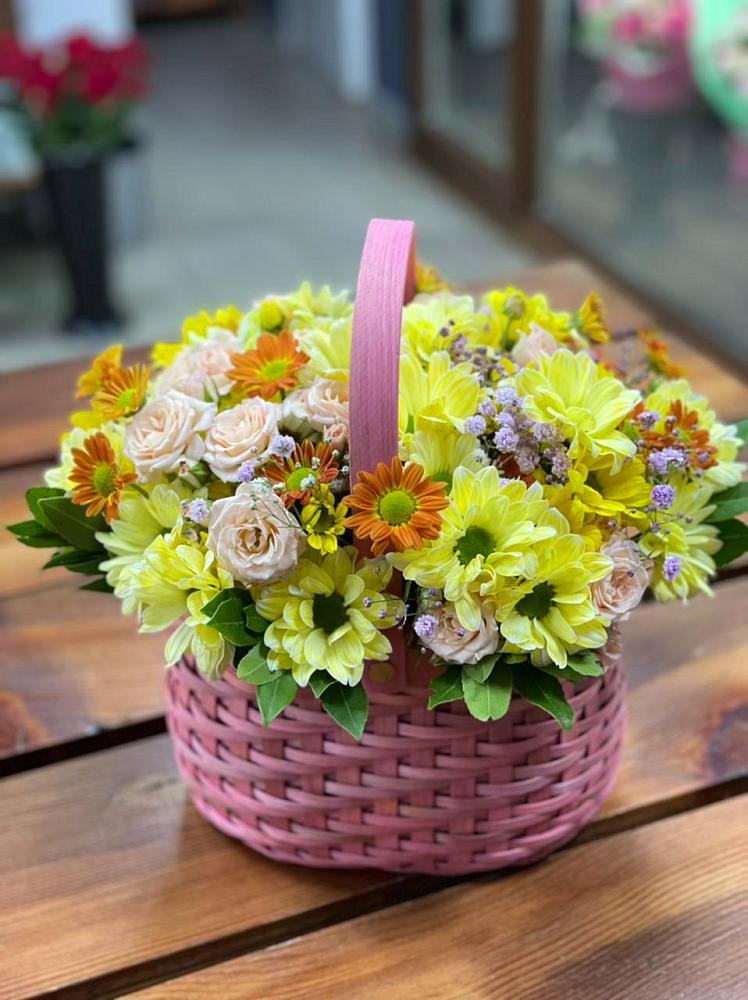 Цветочная композиция из Хризантемы и Розы в корзине в Глубоком