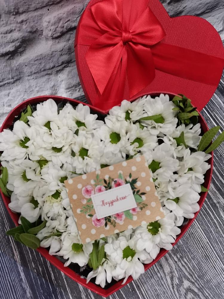 Цветочная композиция из Хризантемы в виде сердца в Глубоком