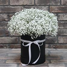Цветочная композиция из Гипсофила в шляпной коробке в Глубоком