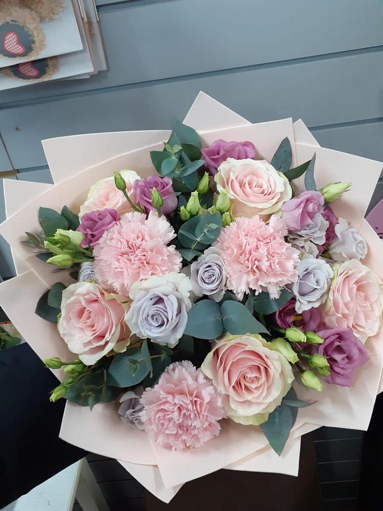 Букет цветов из: Розы, Гвоздики и Лизиантусы в Глубоком