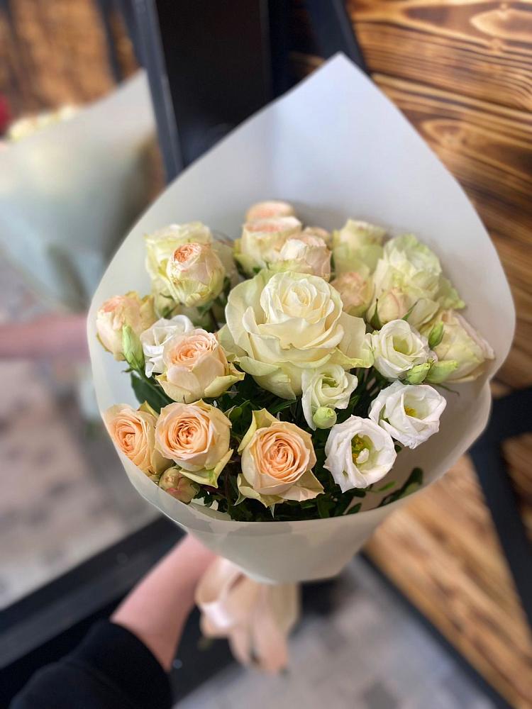 Букет цветов из: Розы и Лизиантусы в Глубоком